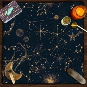 Tapis bleu nuit couvert de constellations et de signes célestes dorés