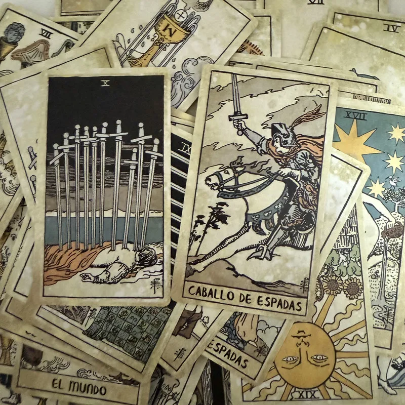Cartes Caballo de Espadas et Dix d’Épées dans un décor vieilli