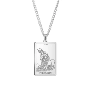 Pendentif argenté La Force, arcane VIII gravé sur une carte rectangulaire