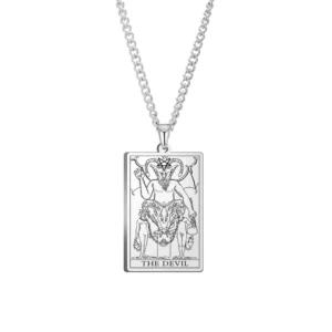 Pendentif tarot argenté Le Diable, arcane XV gravé sur une plaque rectangulaire