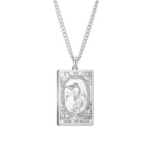 Pendentif tarot Le Monde argenté, arcane XXI gravé avec figure dans une couronne et quatre symboles