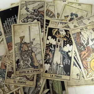 Éventail de cartes de tarot aux bordures ivoire et aux titres en espagnol