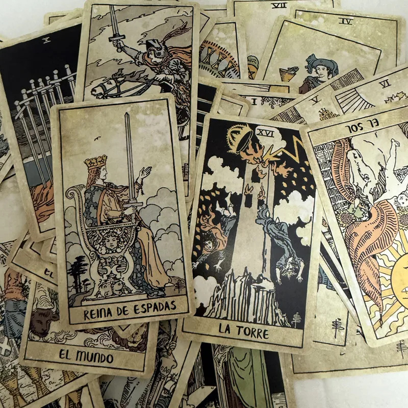 Éventail de cartes de tarot aux bordures ivoire et aux titres en espagnol