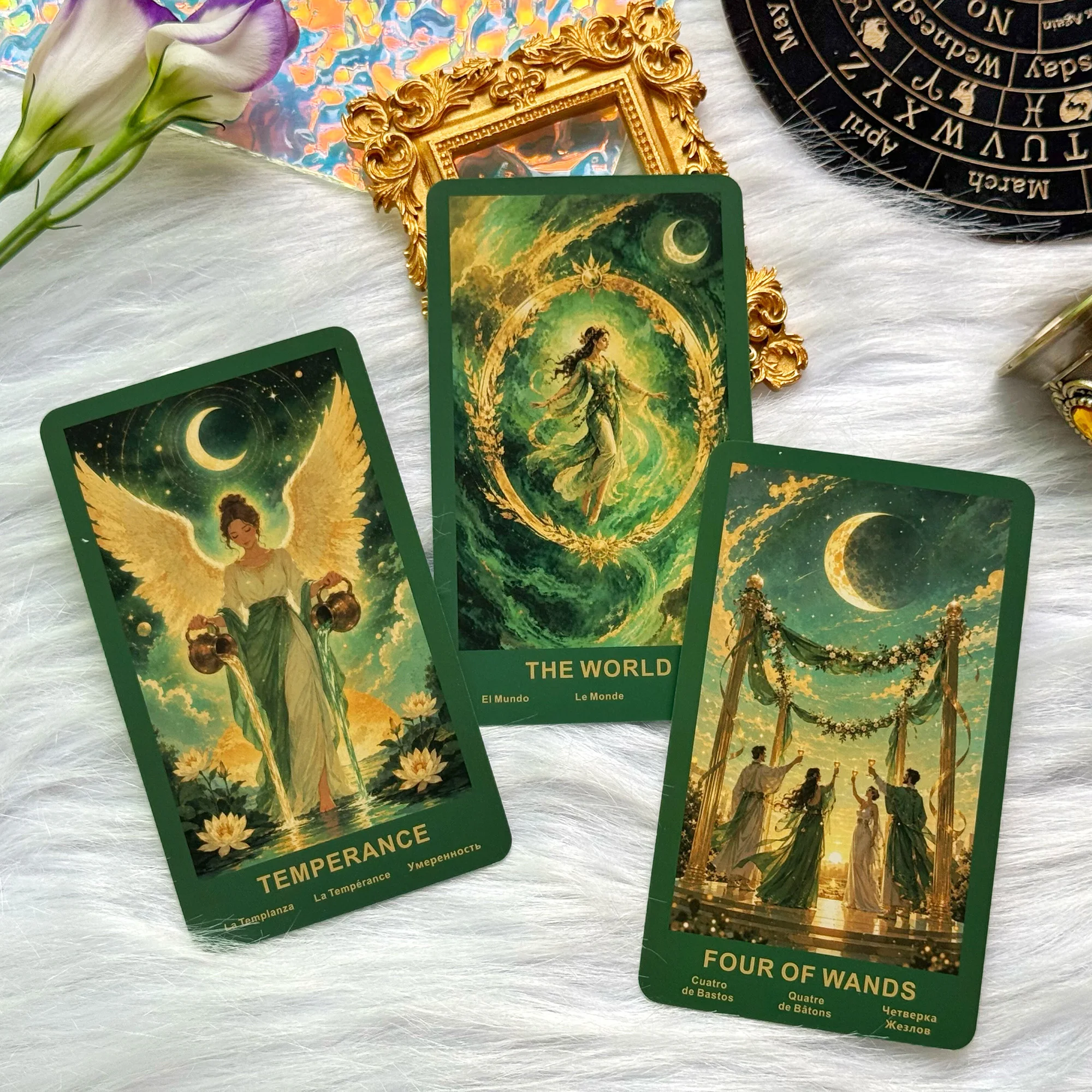 Cartes de tarot vertes représentant Tempérance et Le Monde