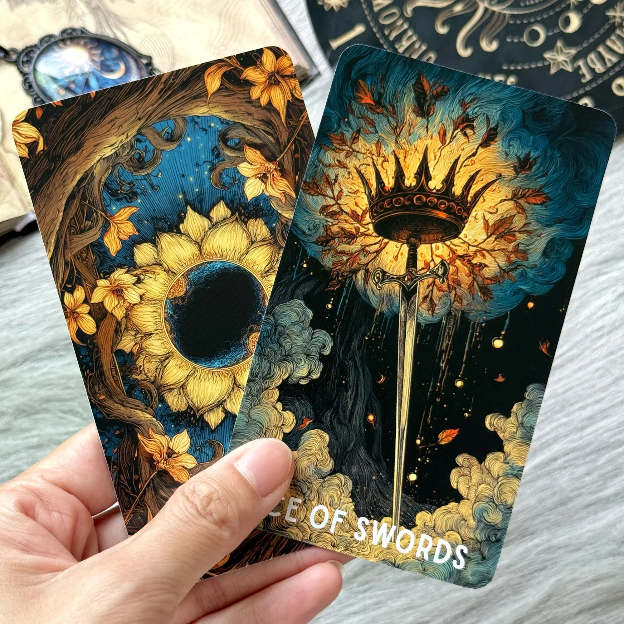 Dos de carte entouré de tournesols et carte illustrée du tarot