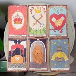 Six cartes du Tarot magique lunaire avec les arcanes de l’Empereur, du Hiérophante, des Amoureux, du Chariot, de la Force et de l’Hermite