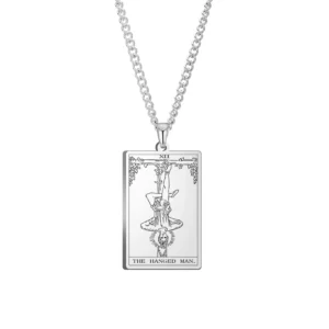 Pendentif tarot argenté Le Pendu, arcane XII gravé avec personnage suspendu et auréole