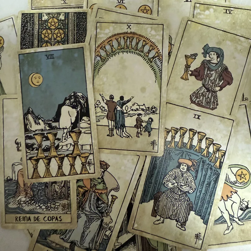 Cartes de tarot espagnoles aux scènes de coupes, d’épées et de figures