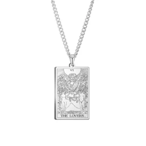 Collier argenté avec l’arcane VI des Amoureux gravé, ange et deux personnages